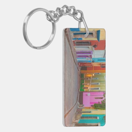 Kleurrijke straatscène sleutelhanger (Voorkant Links)