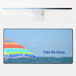 Kleurrijke strandparaplu neemt me weg fotografisch bureaumat