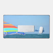 Kleurrijke strandparaplu neemt me weg fotografisch bureaumat (Keyboard & Muis)