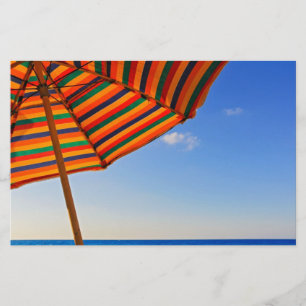 Kleurrijke strandparasol op een zonnige dag fotogr briefpapier
