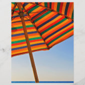 Kleurrijke strandparasol op een zonnige dag fotogr flyer (Voorkant)