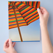 Kleurrijke strandparasol op een zonnige dag fotogr flyer (Hand)