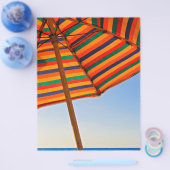 Kleurrijke strandparasol op een zonnige dag fotogr flyer (Enkel)