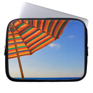 Kleurrijke strandparasol op een zonnige dag fotogr laptop sleeve