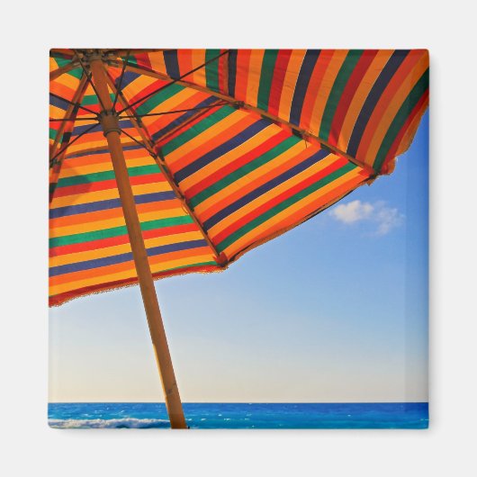 Kleurrijke strandparasol op een zonnige dag fotogr magneet (Voorkant)