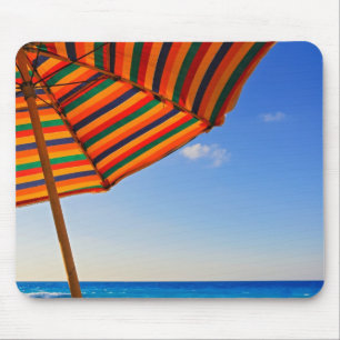 Kleurrijke strandparasol op een zonnige dag fotogr muismat