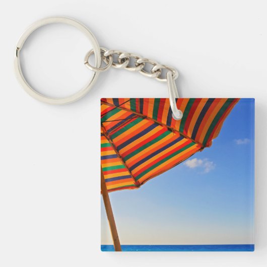 Kleurrijke strandparasol op een zonnige dag fotogr sleutelhanger (Voorkant)