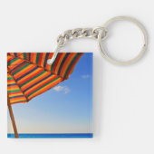 Kleurrijke strandparasol op een zonnige dag fotogr sleutelhanger (Achterkant)