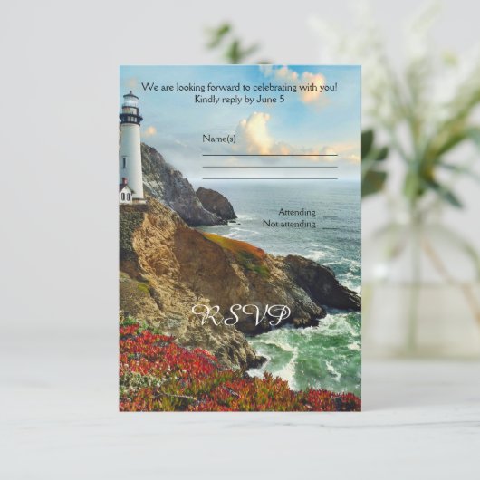 Kleurrijke strandvuurtoren trouw RSVP kaart (Staand voorkant)