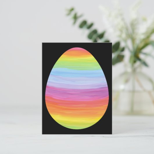Kleurrijke strepen Gestreept Paasei op zwart Briefkaart (Staand voorkant)
