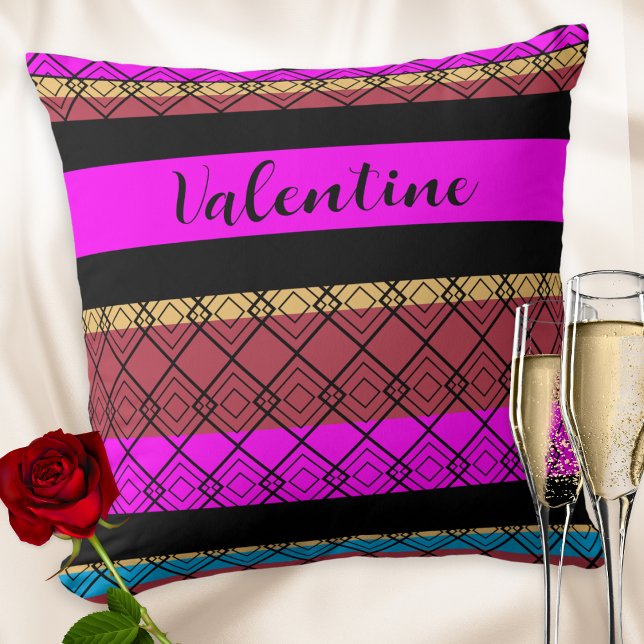 Kleurrijke Stripes Pattern Romantische Valentijnsd Kussen (A colorful throw pillow with striped design and 'Valentine' in elegant script typography)
