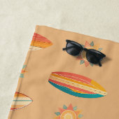 Kleurrijke surfplanken en zonnen tegen goudkleurig strandlaken (In situ)