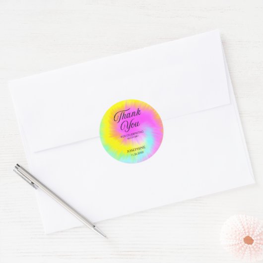 Kleurrijke Tie Dye Pastel Rainbow Verjaardag Dank Ronde Sticker (Envelop)