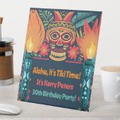 Kleurrijke Tiki Luau Skull Achtertuin Verjaardagsf Reclamebord Met Voetstuk (Insitu)