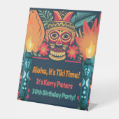 Kleurrijke Tiki Luau Skull Achtertuin Verjaardagsf Reclamebord Met Voetstuk (Voorkant)