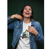 kleurrijke touroperator die op een tak zit t-shirt