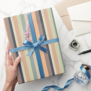 Kleurrijke trendy strepen verjaardag cadeaupapier