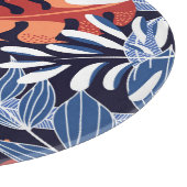 Kleurrijke tropische bladeren blauwe achtergrond snijplank (Hoek)