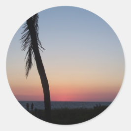 Kleurrijke tropische zon op een ronde sticker