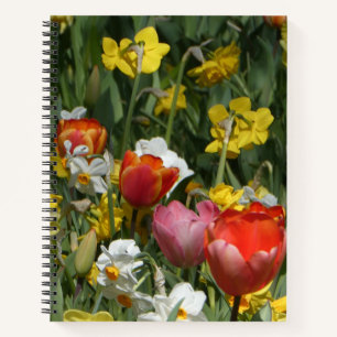 Kleurrijke tulpen en narcissen notitieboek