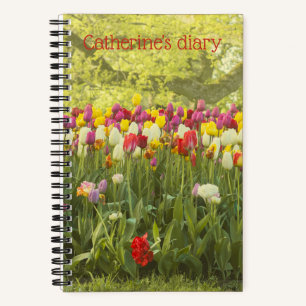 Kleurrijke tulpen in een park gepersonaliseerd notitieboek
