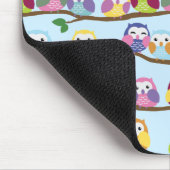 Kleurrijke uil op een tak muismat (Hoek)