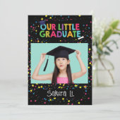 Kleurrijke uitnodiging voor kleine afgestudeerde  (Staand voorkant)