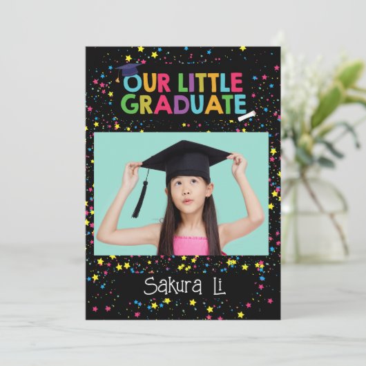Kleurrijke uitnodiging voor kleine afgestudeerde  (Staand voorkant)