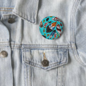 Kleurrijke veren ronde button 5,7 cm (In situ)