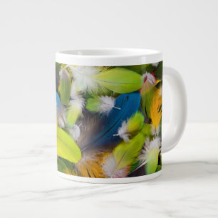 Kleurrijke veren stapel grote koffiekop