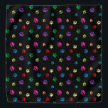 Kleurrijke verf-afdrukken op zwart bandana<br><div class="desc">Show hoeveel je van dieren houdt met deze schattige,  kleurrijke,  gepatterde banaan. Ziet ook geweldige met een witte achtergrond. Laat je huisdier er schattig uitzien.</div>