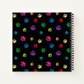 Kleurrijke verf afdrukken op zwart notitieboek (Achterkant)