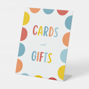 Kleurrijke verjaardagskaarten en -cadeaus voor kin reclamebord met voetstuk