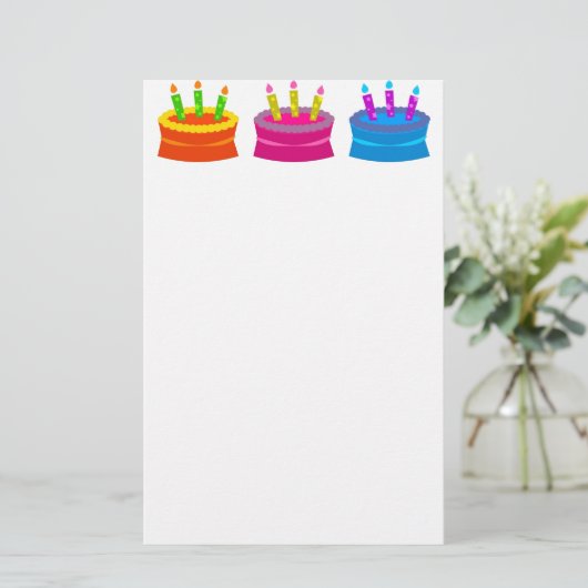 Kleurrijke verjaardagstaart briefpapier (Staand voorkant)