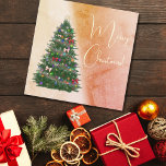 Kleurrijke versierde kerstboom<br><div class="desc">Een prachtige kerstboom met ornamenten,  linten,  lichten,  slingers,  dennenappels. En een boodschap: vrolijk kerstfeest!</div>