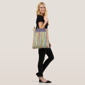 Kleurrijke verticale strepen aangepaste naam tote bag (Op model)
