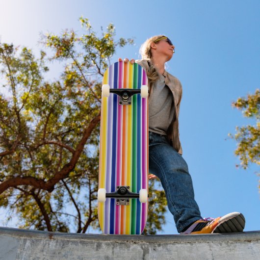 Kleurrijke verticale strepen ontwerp persoonlijk skateboard (Buiten 1)