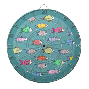 Kleurrijke vis op turquoise dartbord