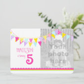 Kleurrijke vlaggen meisjes 5e verjaardag party uit kaart (Staand voorkant)