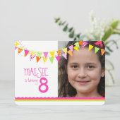Kleurrijke vlaggen meisjes 8e verjaardag party roz kaart (Staand voorkant)