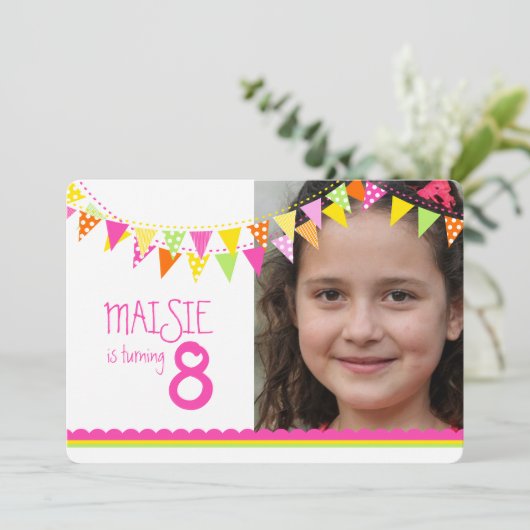 Kleurrijke vlaggen meisjes 8e verjaardag party roz kaart (Staand voorkant)