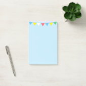 Kleurrijke vlaggen op lichtblauw post-it® notes (Kantoor)