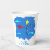 Kleurrijke vliegers in Blue Sky Kinderen op zaterd Papieren Bekers (Achterkant)