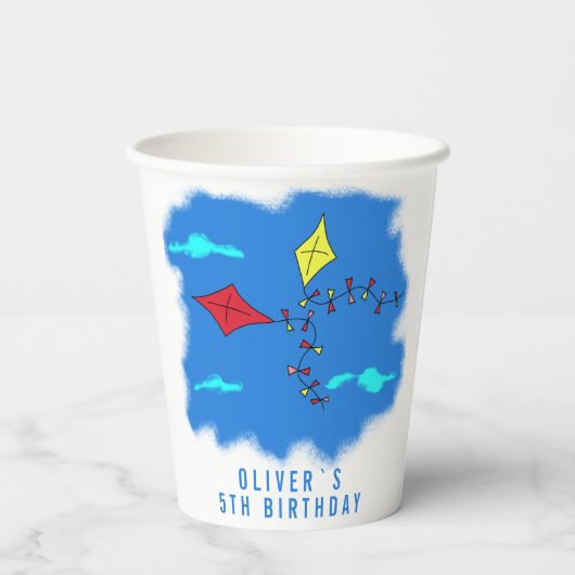 Kleurrijke vliegers in Blue Sky Kinderen op zaterd Papieren Bekers (Achterkant)