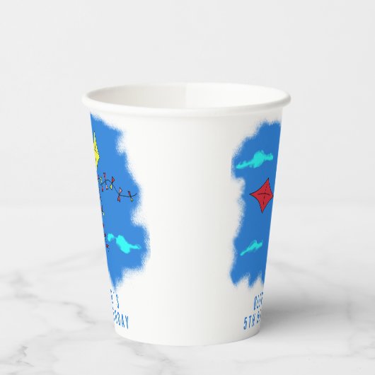 Kleurrijke vliegers in Blue Sky Kinderen op zaterd Papieren Bekers (Links)