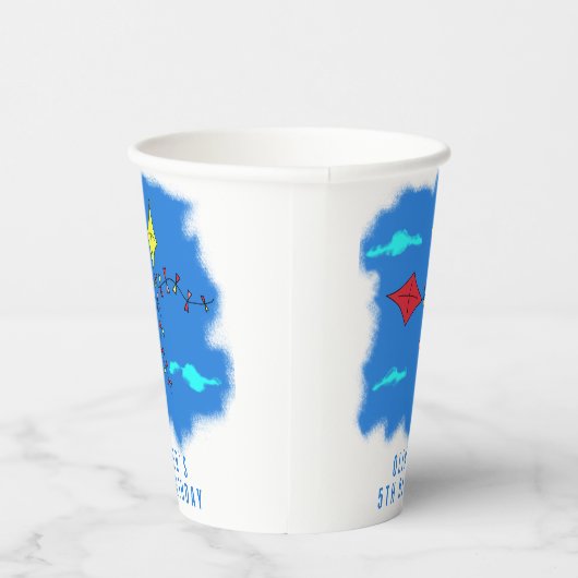 Kleurrijke vliegers in Blue Sky Kinderen op zaterd Papieren Bekers (Rechts)