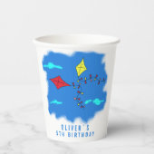 Kleurrijke vliegers in Blue Sky Kinderen op zaterd Papieren Bekers (Voorkant)