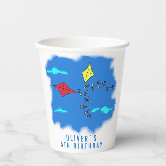 Kleurrijke vliegers in Blue Sky Kinderen op zaterd Papieren Bekers (Voorkant)