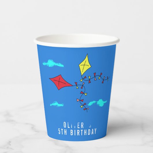 Kleurrijke vliegers in Blue Sky Kinderen van zater Papieren Bekers (Achterkant)