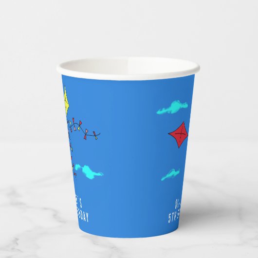 Kleurrijke vliegers in Blue Sky Kinderen van zater Papieren Bekers (Links)